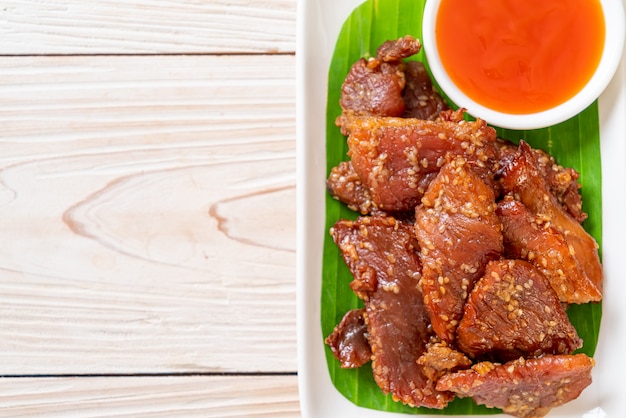 sonnengetrocknetes Schweinefleisch mit Sauce