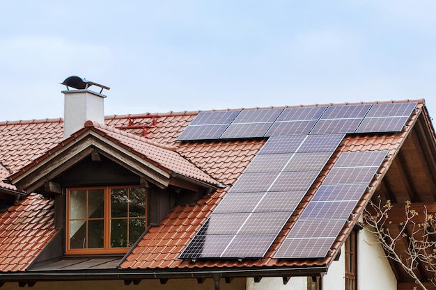 Sonnenkollektor auf dem Dach Haus Solarzellen Sonnensystem Alternative Energie Moderne Sonnenkollektoren auf Haus