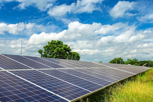 Sonnenkollektor auf Hintergrund des blauen Himmels, Konzept der alternativen Energie, saubere Energie, grüne Energie