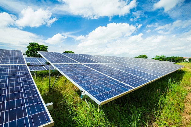 Foto sonnenkollektor auf hintergrund des blauen himmels, konzept der alternativen energie, saubere energie, grüne energie.