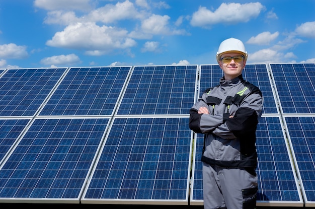 Sonnenkollektor Ingenieur in weißem Helm