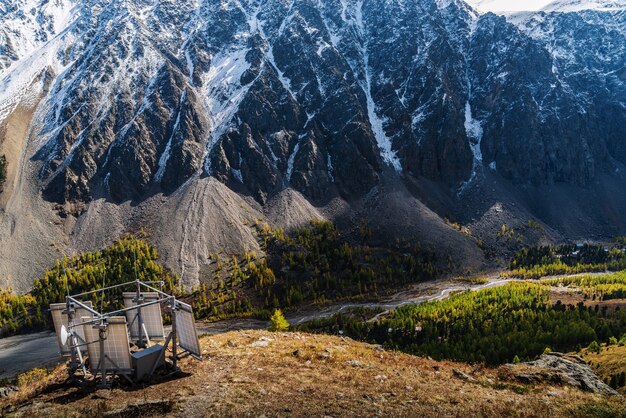 Sonnenkollektoren am Hang. Aktru-Tal, Severo-Chuysky-Grat, Altai, Russland