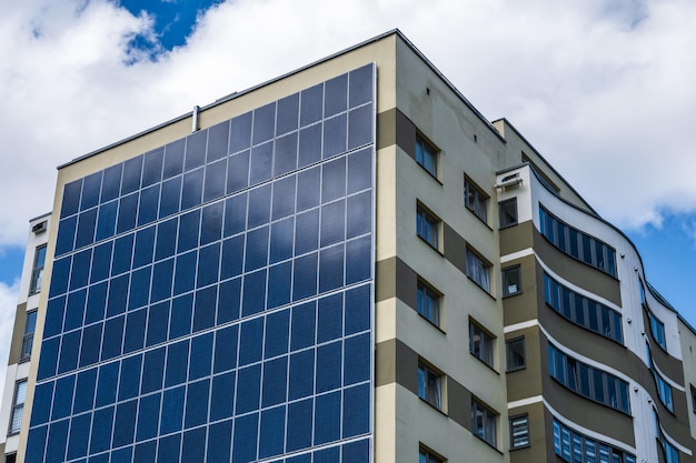 Sonnenkollektoren an der Wand eines mehrstöckigen Gebäudes Erneuerbare Sonnenenergie