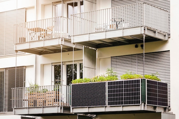 Sonnenkollektoren auf dem Balkon der Wohnung in Deutschland. Kleines lokales Solarpanel-Energiesystem auf dem Balkon.