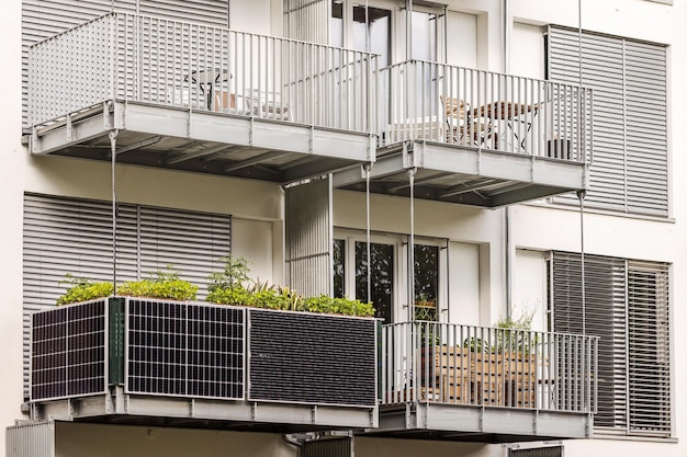 Sonnenkollektoren auf dem Balkon des Mehrfamilienhauses in der Stadt. Moderner Balkon mit Solarpanel.