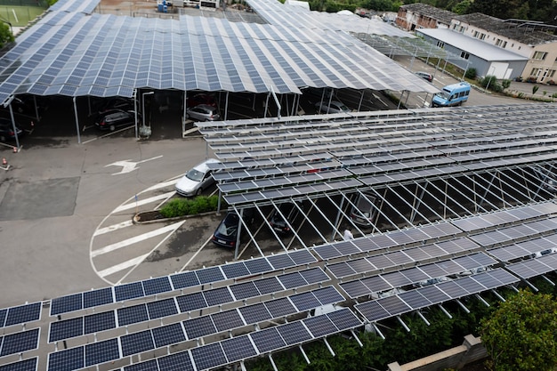 Sonnenkollektoren auf dem Dach eines Parkplatzes in der Stadt