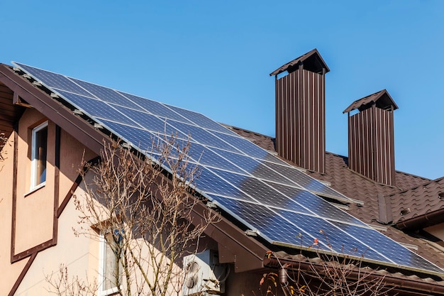 Sonnenkollektoren auf dem Hausdach Alternative Energiequellen Sonnenlicht