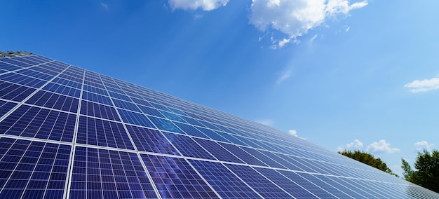 Sonnenkollektoren auf dem Himmelshintergrund Solarkraftwerk Blaue Sonnenkollektoren Alternative Stromquelle Solarfarm