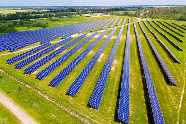 Sonnenkollektoren auf einem grünen Feld aus der Vogelperspektive. Alternative Energie. Saubere erneuerbare Energiequelle.