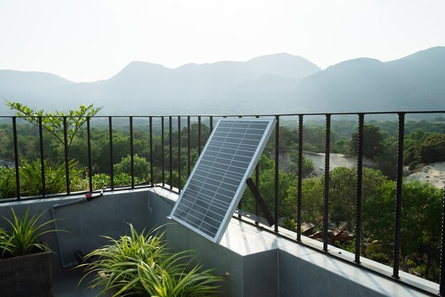 Foto sonnenkollektoren auf einer dachterrasse