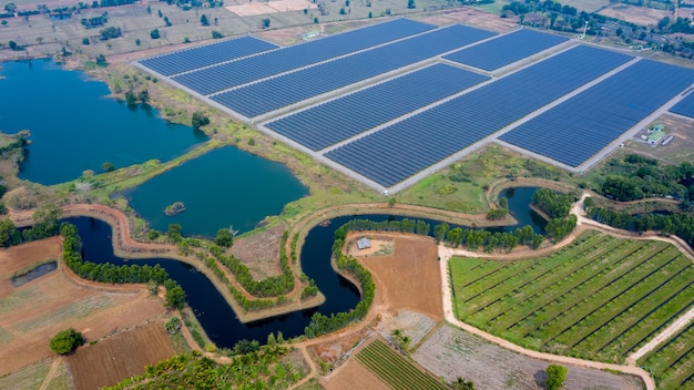 Sonnenkollektoren bewirtschaften zwischen landwirtschaftlichen Feldern in der Luftaufnahme. in Thailand