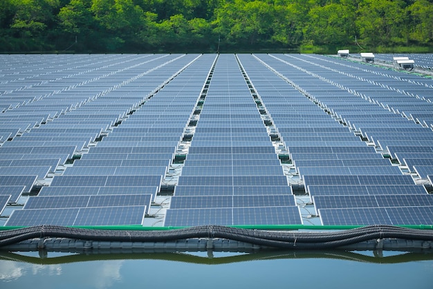 Sonnenkollektoren, die auf dem Wasser im See schwimmen, alternative erneuerbare Energie erneuerbare Energiekonz