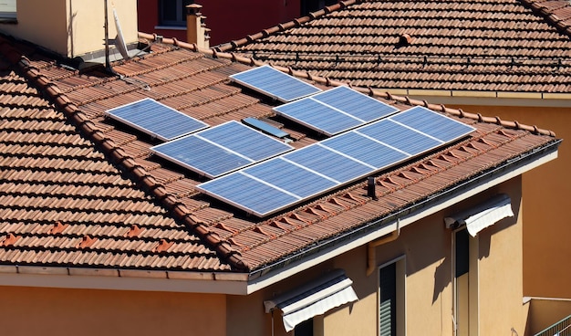 Sonnenkollektoren für die Erzeugung erneuerbarer Elektrizität Konzept für alternative Energien