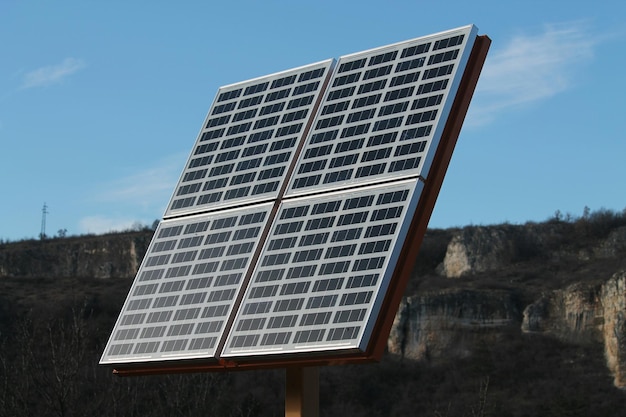 Sonnenkollektoren gegen Berg und blauen Himmel