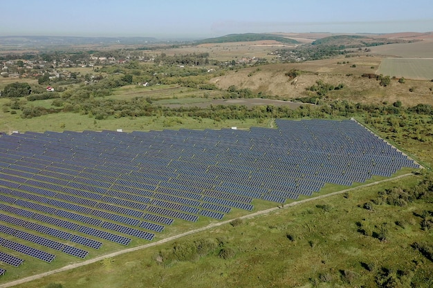 Sonnenkollektoren im Luftbild. poSolar-Module im Luftbild. Stromfarm, der saubere Energie produziert. Wer Bauernhof, der saubere Energie produziert