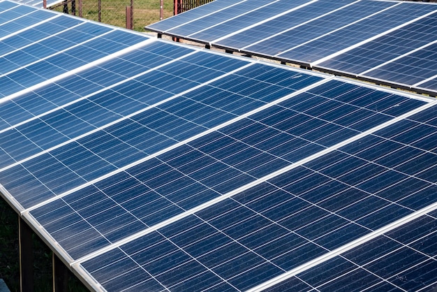 Sonnenkollektoren in der Nähe von Wohnviertel der Stadt Erneuerbare Sonnenenergie