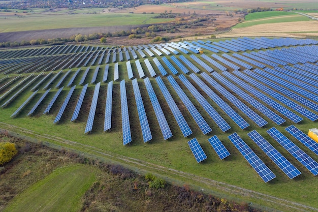 Foto sonnenkollektoren luftansicht sonnenenergie-module photovoltaik-pv-anlage alternatives erneuerbares energiesystem