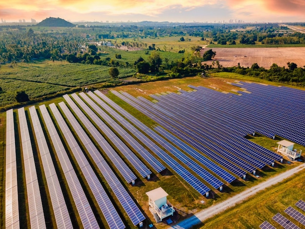 Sonnenkollektoren Sonnenenergie auf dem Feld im Sommer Luftansicht in Thailand Sonnenkollektorfeld