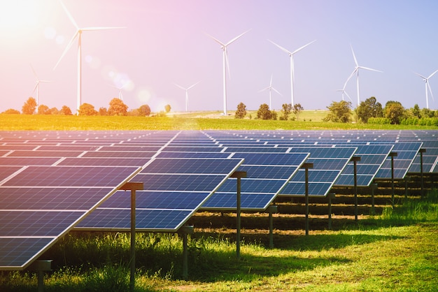 Sonnenkollektoren und Windkraftanlagen, die Strom in grüner Energie des Kraftwerks erzeugen, erneuerbar mit blauem Himmel. Konzept zur Erhaltung der natürlichen Ressourcen.