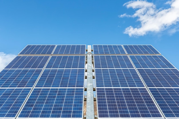 Sonnenkollektoren vor einem Hintergrund aus erneuerbaren Energien des blauen Himmels