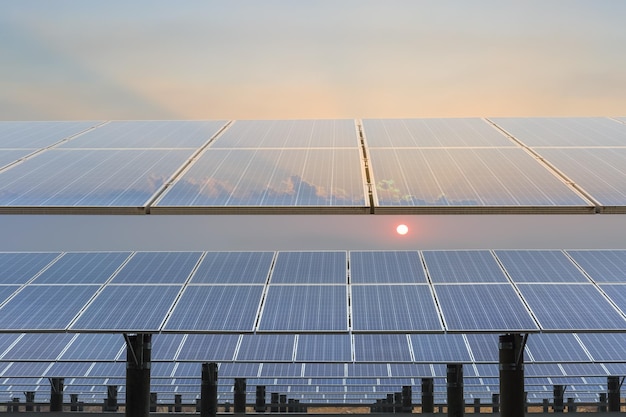 Sonnenkollektoren vor einem Hintergrund aus erneuerbaren Energien in der Abenddämmerung