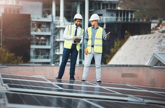 Sonnenkollektorentechnik und Menschen mit Tablet für Bauinstandhaltung und erneuerbare Energie Teamarbeit für städtische Nachhaltigkeit und Elektriker mit digitaler Technologie für Photovoltaikstrom