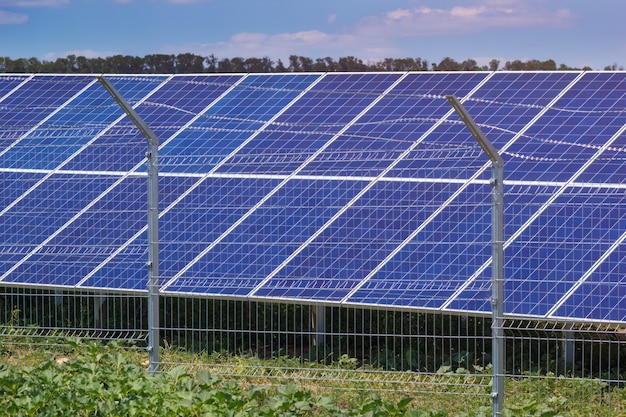 Sonnenkraftwerk mit metallischem Zaun