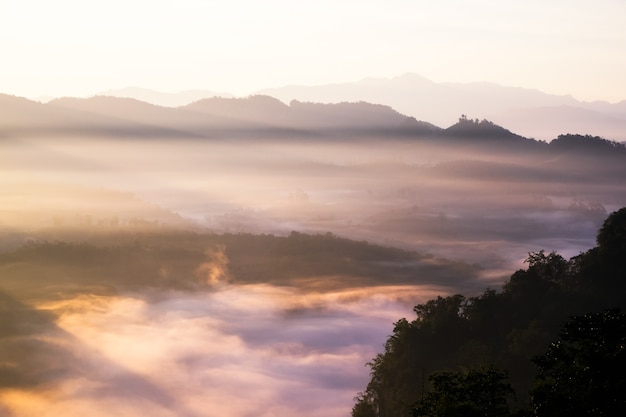 Sonnenlicht auf nebligem Tal am Morgen, Baan Jabo, Mae Hong Sohn, Thailand