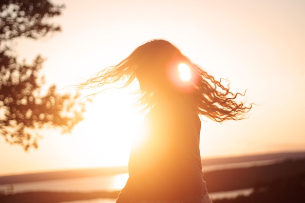 Sonnenlicht fällt auf das zerzauste Haar einer Frau.