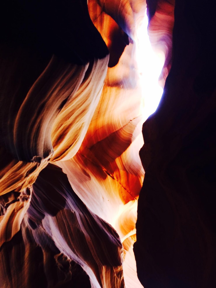 Foto sonnenlicht fällt auf eine felsformation im antilopen-canyon