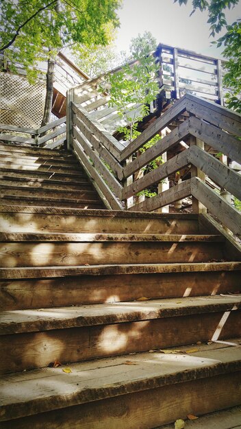 Sonnenlicht fällt auf Holztreppen