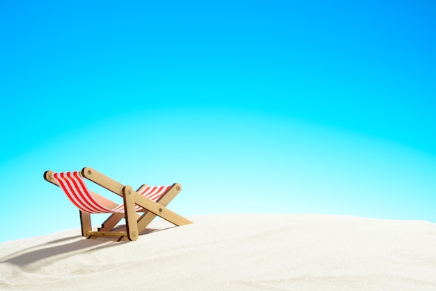 Sonnenliege auf Sandstrand und Himmel mit Sommerhintergrund des Kopierraums