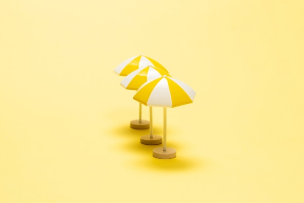 Sonnenliege und gelber Regenschirm