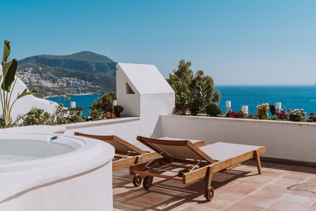 Foto sonnenliegen auf der terrasse neben dem whirlpool