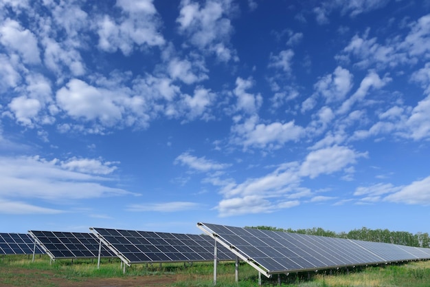 Sonnenpanel Photovoltaik alternative Stromquelle Konzept der nachhaltigen Ressourcen Landschaft