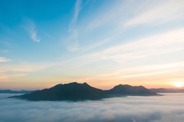 Sonnenschein auf dem Morgennebel bei Phu Thok, Loei, Thailand.