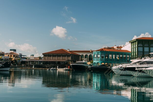 sonnenschein gebäude angedockt jachten mediterraner