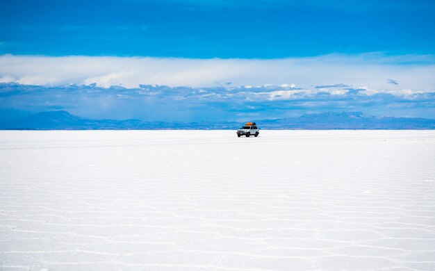 Sonnenscheinlandschaft von Salar de Uyuni in Bolivien und Auto