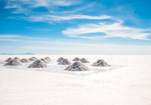 Sonnenscheinlandschaft von Salar de Uyuni in Bolivien