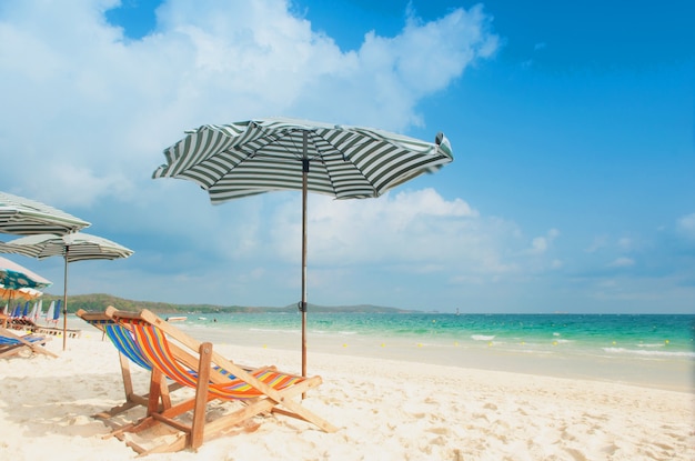 Sonnenschirm- und Stuhlstrand für Entspannung