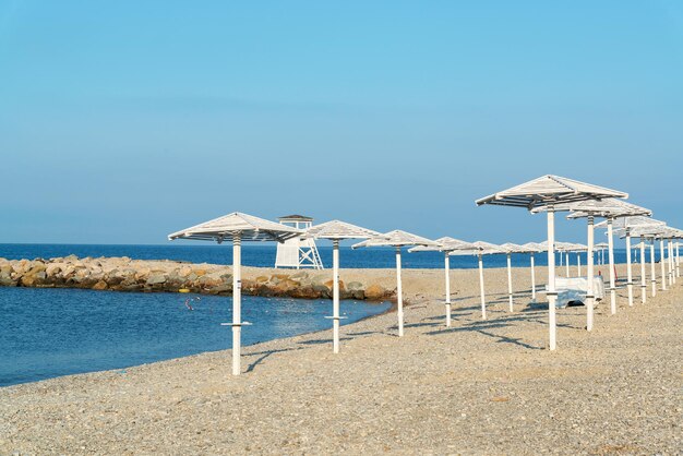 Sonnenschirme am Strand in der Stadt Nebug Russland