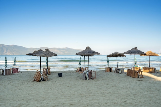 Sonnenschirme von der Sonne und Liegestühle am Strand