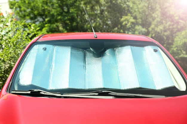 Sonnenschutz unter der Windschutzscheibe im Auto Nahaufnahme Hitzeschutz