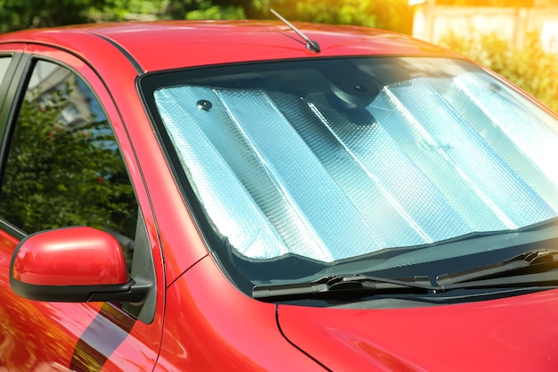 Sonnenschutz unter der windschutzscheibe im auto nahaufnahme hitzeschutz