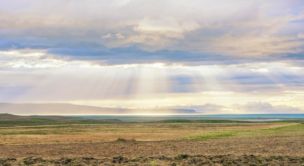 Sonnenstrahlen brechen durch die Wolken. Island