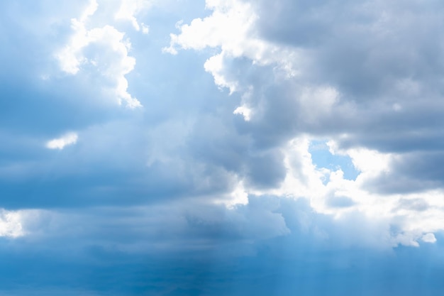 Sonnenstrahlen brechen durch Regenwolken