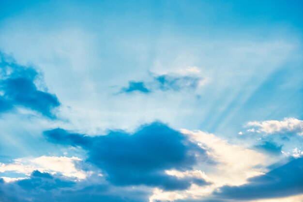 Sonnenstrahlen, die durch Wolke scheinen