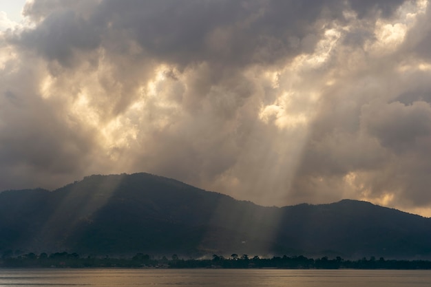 Sonnenstrahlen durch die Wolken im Morgengrauen, Insel Koh Samui, Thailand