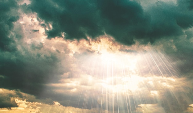 Sonnenstrahlen scheinen durch dunkle Wolken