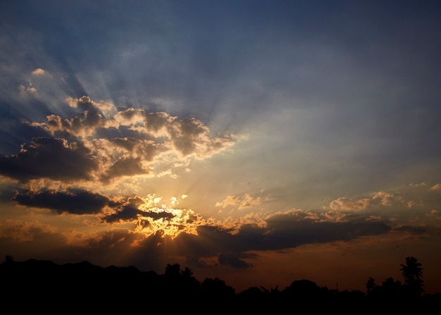 Sonnenstrahlen schlagen durch die Wolken